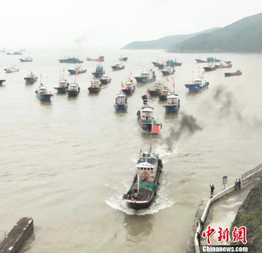 图为:浙江台州渔船返港休渔 梁敏慧 摄