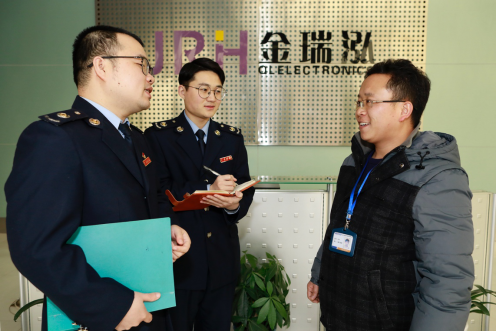 图为税务人员向企业负责人进行税务指导。