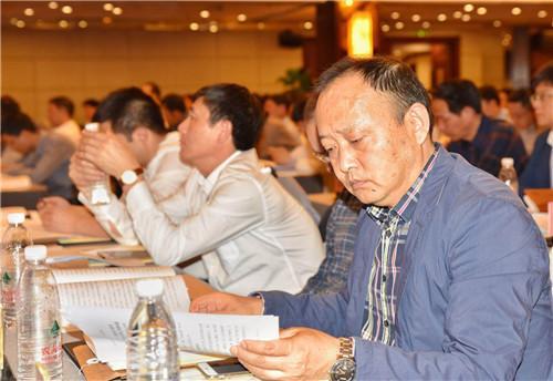 与会人员正在学习。李佳赟