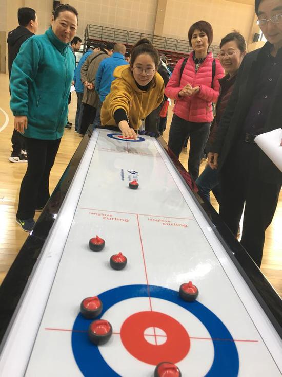 2018年宁波市助力冬奥桌上冰壶球邀请赛拉开序幕
