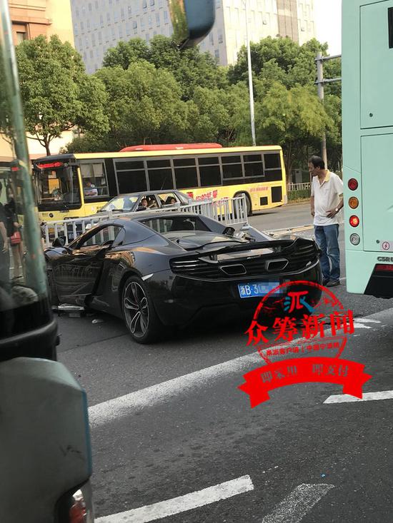 “一排护栏被撞,车身斜着,挡住了车道,我是借着一旁的公交车道过去的。”