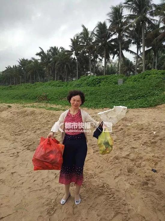 何女士妈妈参加环保活动
