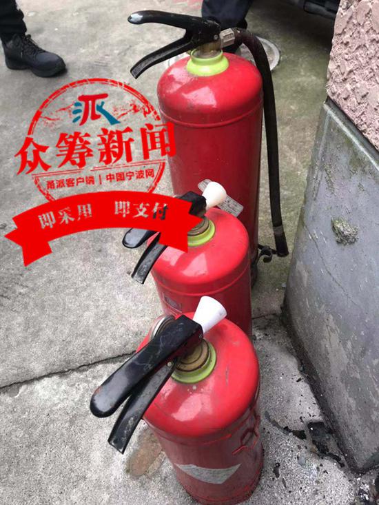 (使用完的灭火器)