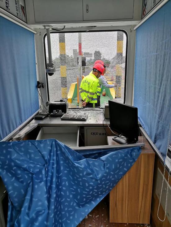 收费岗亭玻璃全部破碎 收费站提供