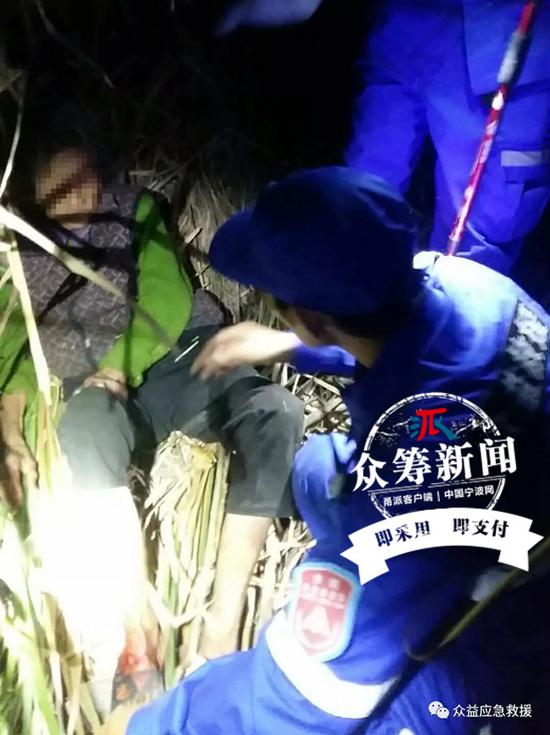 (经过3天2夜后,老人在杂草丛中被找到)