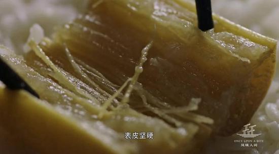 (霉苋菜梗。《风味人间》视频截图)