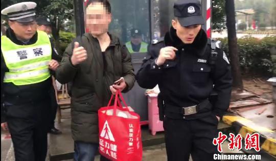 张某向警方点了个“赞”。宋敢 供图