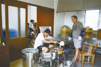 4。朱平飞的儿子专心舀米浆,又快又稳。