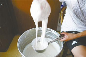 3。发酵完成后就可准备舀到模子里。