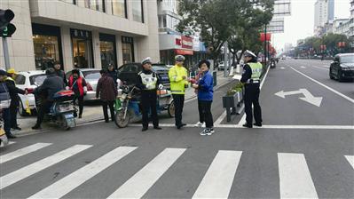 市民向交警送上姜茶 通?#23545;?#20379;图