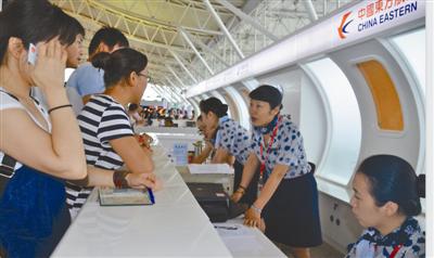 如今,张红在宁波机场柜台为旅客服务。
