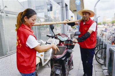 何宝友和队员在挪车 通讯员 供图