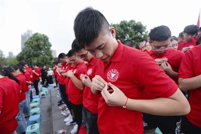 学生们佩戴上校徽