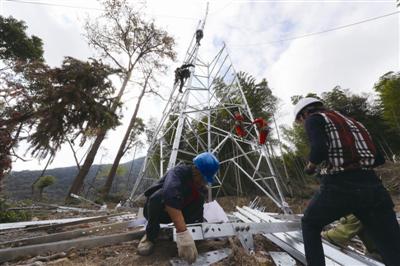 电力工人正在组建铁塔