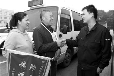 余老伯给李立斌送上锦旗 通讯员供图