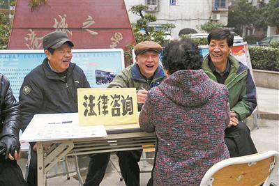 “银辉”志愿者从事公益服务。(市委老干部局提供)