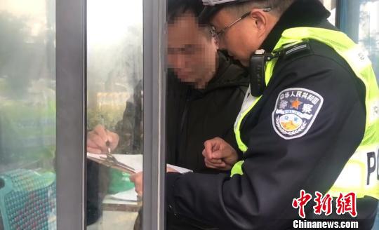 张某正寻求民警帮助。宋敢 供图