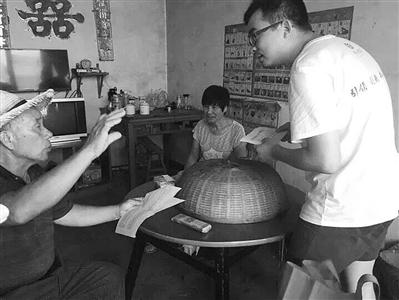 宁波工程学院学生在村民家里了解家风家训 图片均由各自学校提供