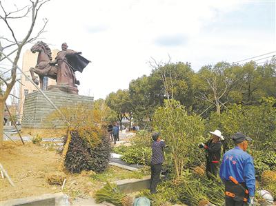 工人在种绿植。(王岚陈阳摄)