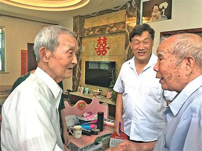 两位老人见面,左边是童遵时老人。(裘欢怡摄)