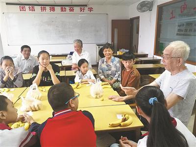 在假日学校,老人与孩子们一起快乐学习。(慈溪市宗汉街道老龄办提供)