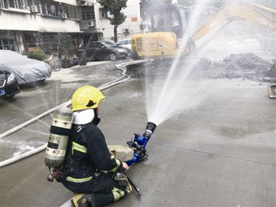 消防人员在用水幕稀释泄漏天然气 海曙消防中队供图