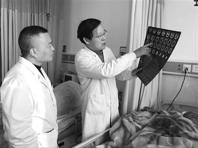 万金中在安龙县人民医院的工作照。