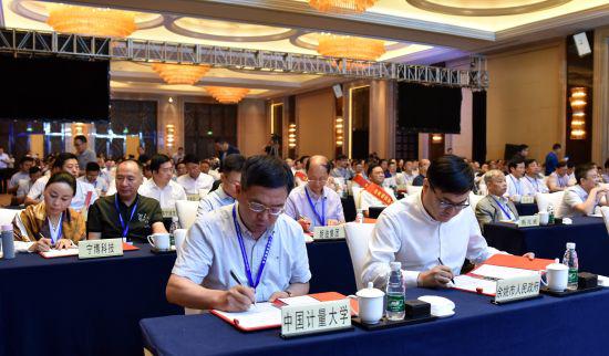 图为:第二届世界姚商大会现场签约。 何蒋勇 摄