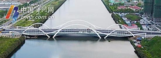图为海浪翻飞造型的滨海四路桥。卢世忠徐欣摄