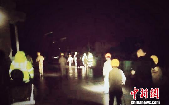 图为:暴雨夜救援。临海公安提供