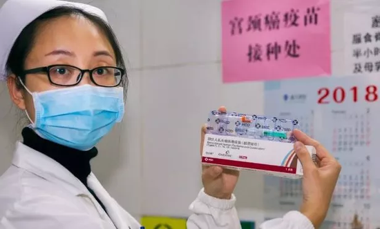 想接种疫苗的女职工们,
