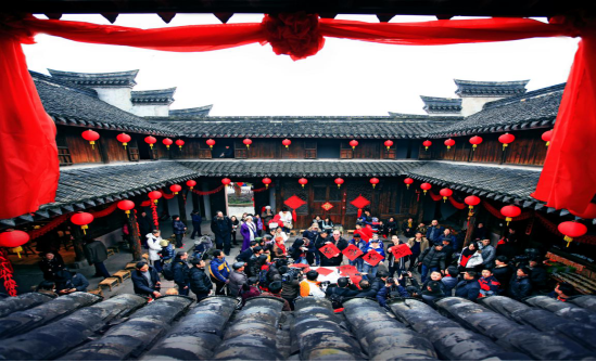 图为奉化区“桃花盛开”文明示范线——奉化滕头中国年。