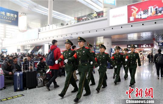 图为执勤现场。 胡港 摄