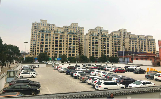 图为停车场。