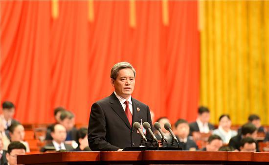 图为戎雪海作宁波市人民检察院工作报告。 何蒋勇 摄