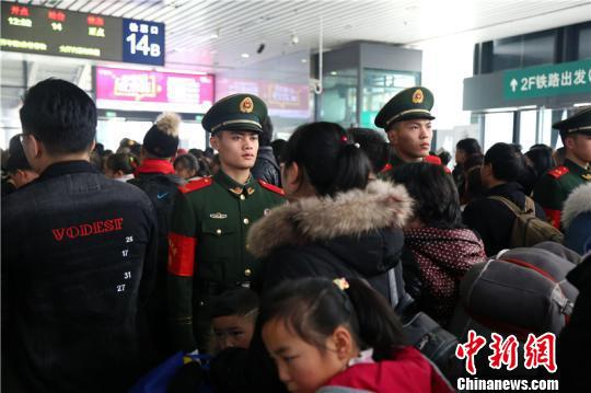 图为执勤现场。 胡港 摄