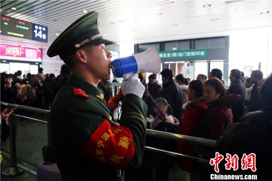 图为执勤现场。 胡港 摄