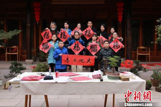 图为游客在“楠山南”民宿里写福字 蔡丽丽 摄