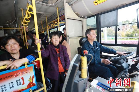 图为清运高峰。 董美巧 摄