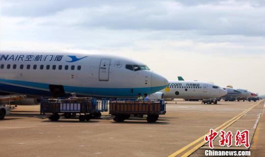 中新网宁波12月16日电(记者 林波)12月16日,随着浙江长龙航空GJ8739航班载着158名中外旅客从宁波栎社国际机场(以下简称宁波机场)起飞,标志着浙江省首个国际卫生机场宁波机场年旅客吞吐量突破900万人次大关。 据统计,今年前11个月,宁波机场集团共完成旅客吞吐量860.