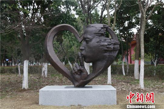 图为宁波爱心公园雕塑 周松 摄