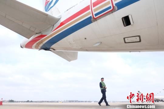 图为张婉静检查起飞飞机。 周维强 摄