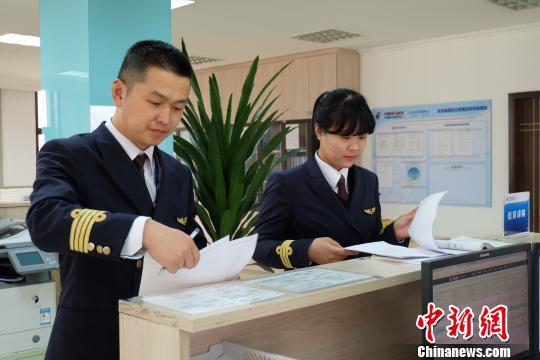 图为张婉静进行航前准备。 周维强 摄