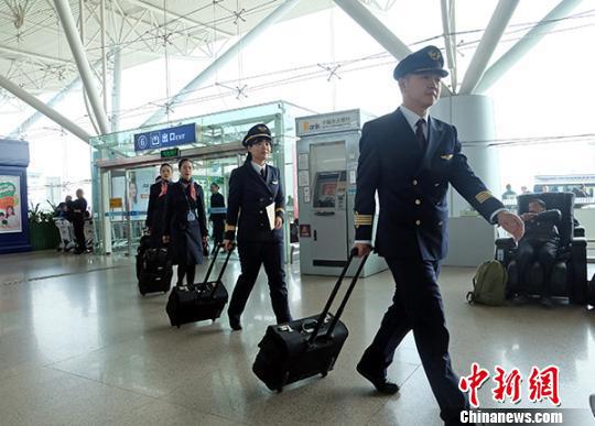 图为张婉静进行航前准备。 周维强 摄