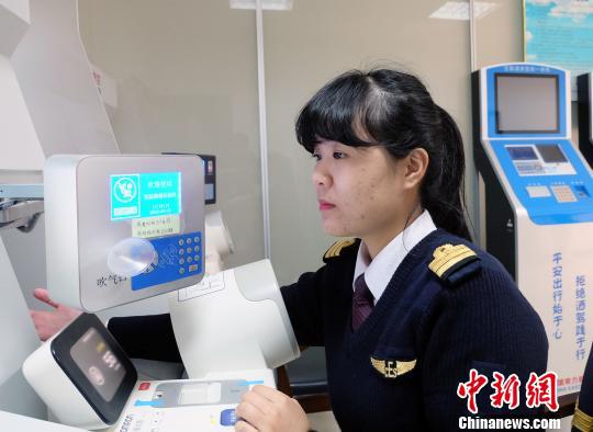 图为张婉静进行航前测试。 周维强 摄