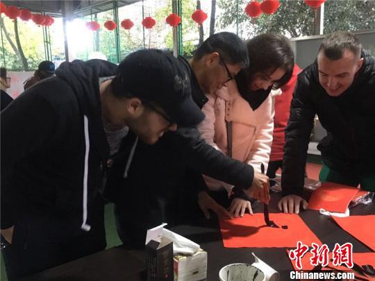 图为外国友人写书法 李佳赟 摄