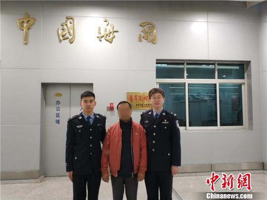 图为犯罪嫌疑人入境投案 周嘉恺 摄