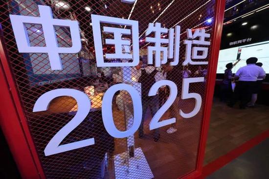 2017年9月8日,第七届中国智慧城市技术与应用产品博览会上,参展单位打出的“中国制造2025”字样。(张培坚 摄)