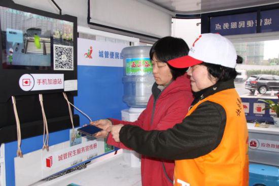 图为:城管义工便民服务点。宁波城管提供