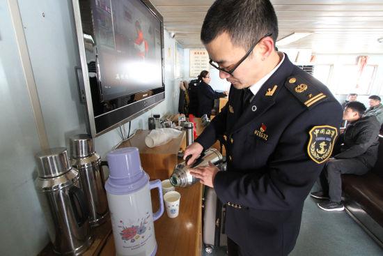 图为海事志愿者为候船旅客提供姜茶。 冯峰伟 摄